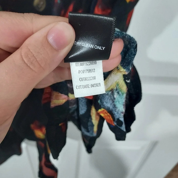 Torrid Floral Black Rayon Crepe Smocked Cold Shoulder Top in Size 3 / 22-24 - Picture 14 of 14